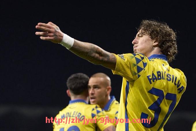 jiuyou九游娱乐-汉堡队德甲时期队服款式与配色设计分析